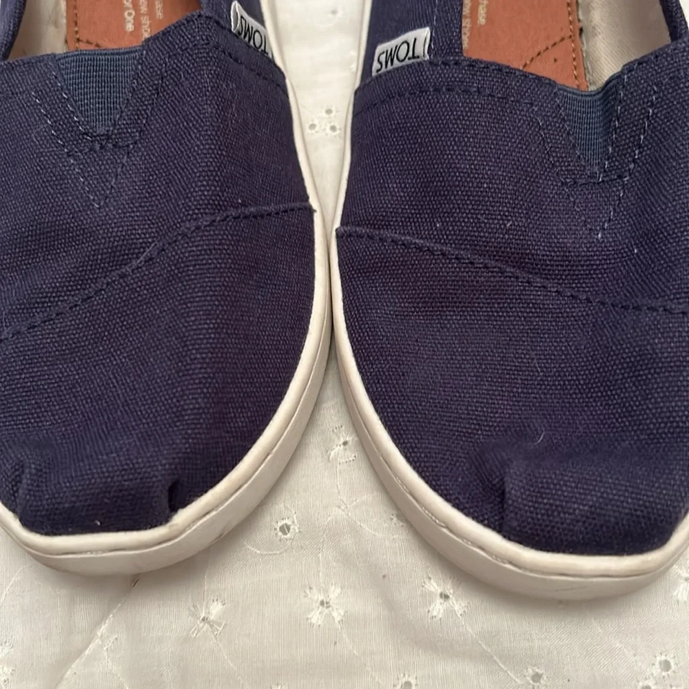 Youth size 3 navy Tom’s